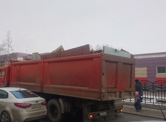 Сургутяне снова жалуются на мусоровозы возле школ