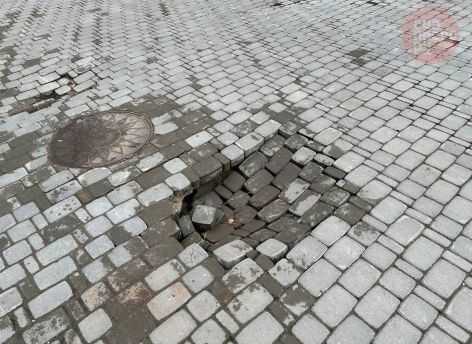 В Сквере Журналиста в Сургуте почти год проседает плитка