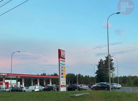Заправлюсь за вас: в Сургуте появились объявления для тех, кто не хочет стоять в очередях на АЗС