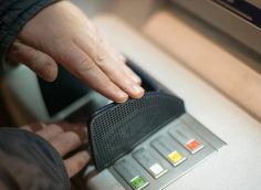 Россияне побежали в банки снимать наличные в первый день военных действий в Украине