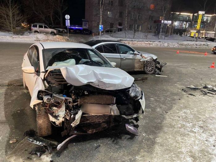 В тройном ДТП в Сургуте пострадала молодая девушка 