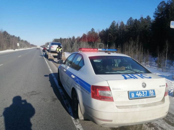 Югорские полицейские спасли женщину, у которой во время поездки заглох автомобиль