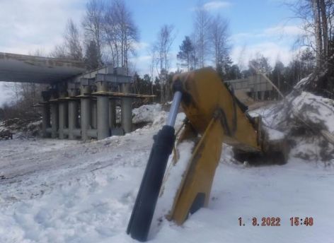 В Югре при строительстве моста в реке утонул экскаватор