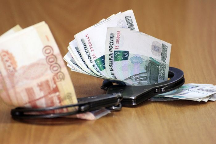 Два полицейских из Лангепаса предстанут перед судом за взятку в 15 тысяч рублей