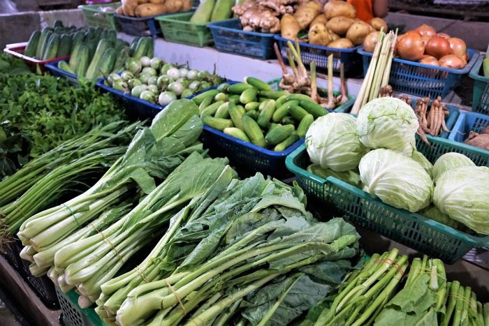 Лук и капуста стали лидерами роста цен среди продуктов в России