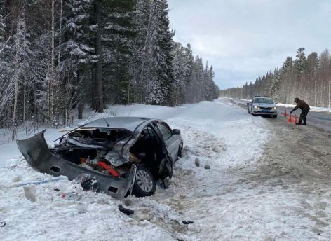 В Югре Mitsubishi влетела в грузовик: пострадали водитель иномарки и пожилая женщина