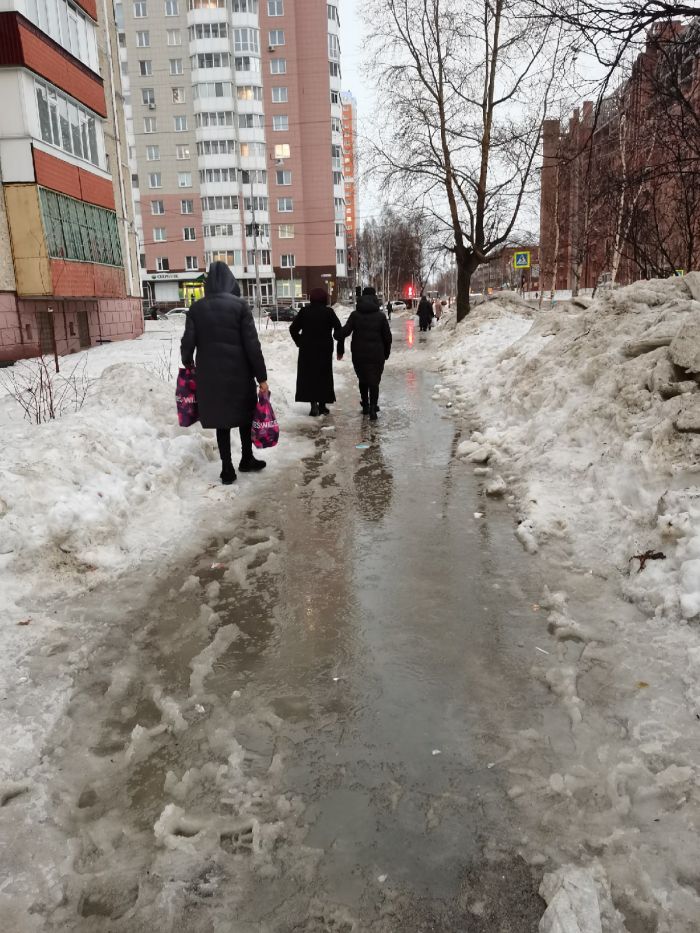 ​Весна приходит, но городская действительность удручает – на улице или каток, или грязь