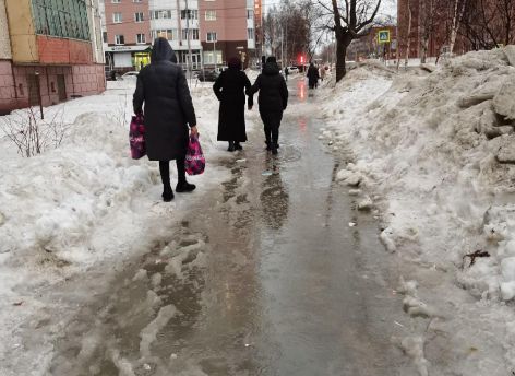 Весна приходит, но городская действительность удручает – на улице или каток, или грязь
