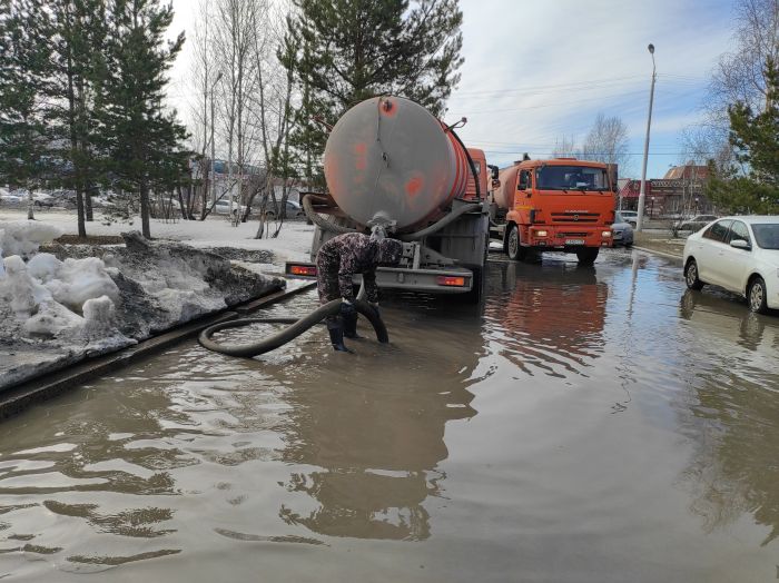 Коммунальщики Сургута откачали почти четыре тысячи кубометра луж