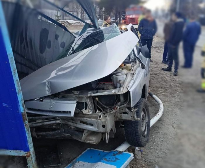 Пьяный водитель снес остановку в Кондинском районе