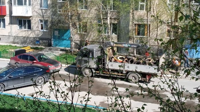 Жители Нефтеюганска возмутились из-за демонтажа клумб из покрышек