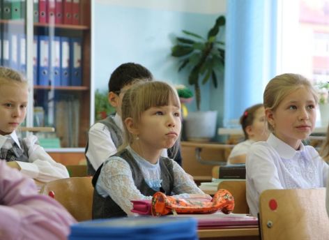 ​В России обсуждают, как ритуал поднятия флага в школах сделать настоящим актом патриотизма, а не формальностью