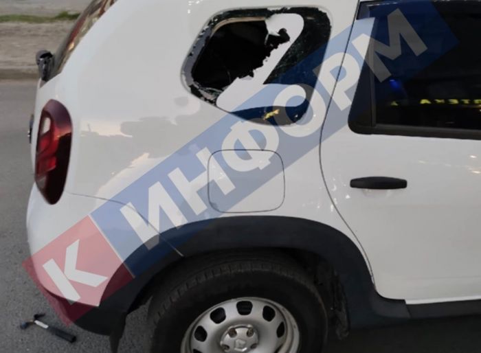 ​Автомобиль со знаком Z остался без стекла в Сургуте