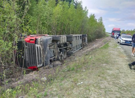 Пьяный водитель большегруза улетел в кювет в Сургутском районе