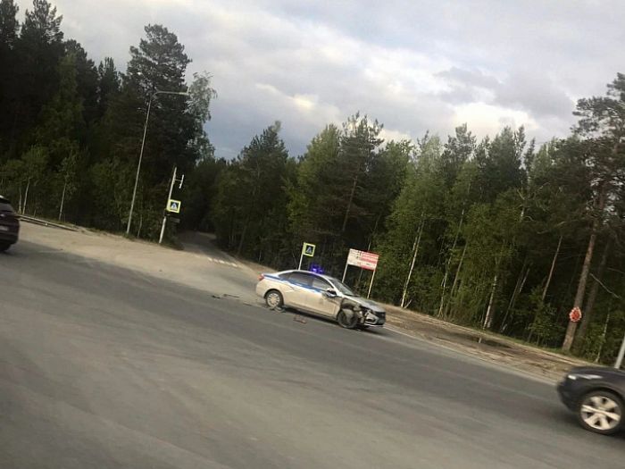 Вахтовый автобус столкнулся с автомобилем ДПС в Сургуте