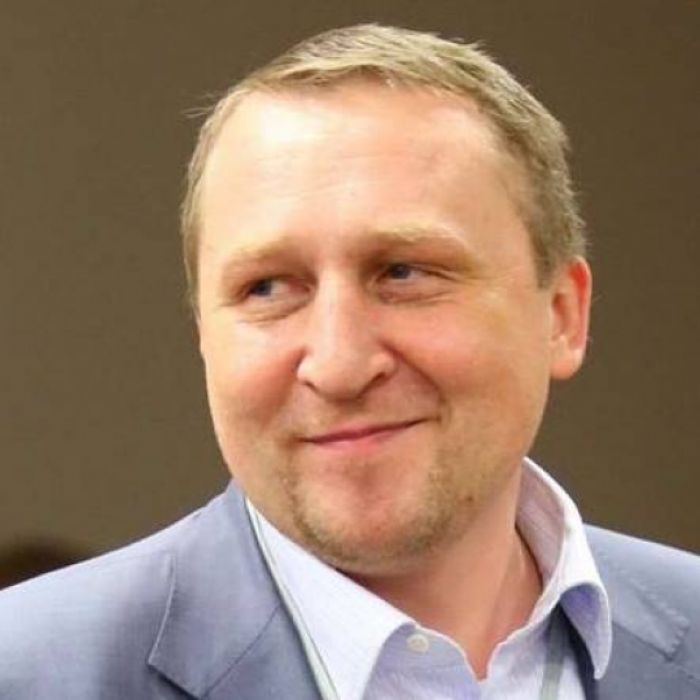 ​Российская власть точно нацелена на ослабление рубля. Думаю, сейчас идет поиск технического решения, как это сделать
