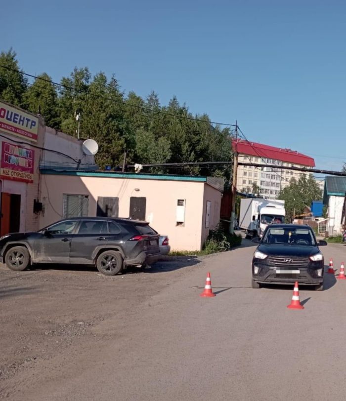 В Мегионе сбили трехлетнего мальчика, который выбежал на дорогу из магазина