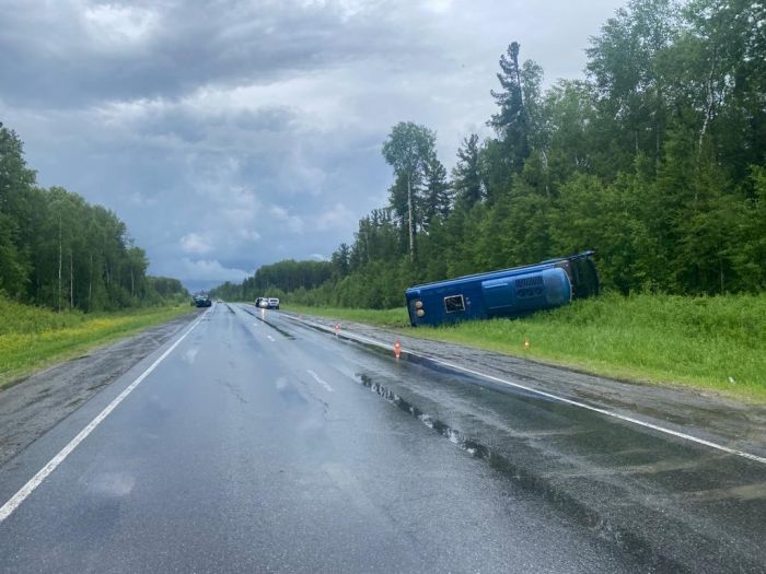 На загородной дороге в Югре опрокинулся автобус – пострадала беременная женщина