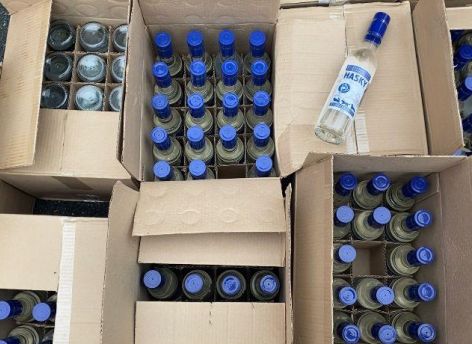 У 53-летней вартовчанки нашли 400 бутылок контрафактной водки