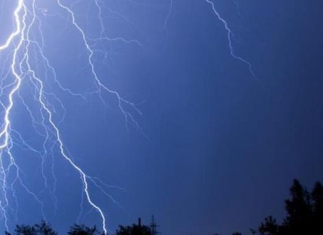 Самолеты облетают югорские леса из-за грозовой активности