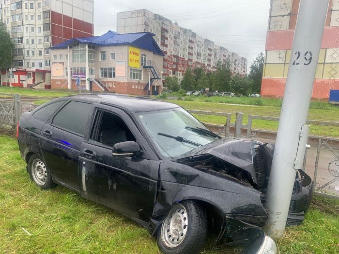 В Нижневартовске подросток на автомобиле приятеля врезался в столб