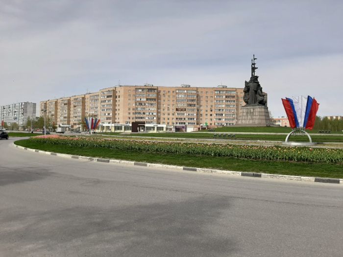 Дорогу около памятника «Основателям города» в Сургуте начали ремонтировать