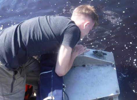 Радужные пятна на воде. В ХМАО изучают загрязнение реки Конда