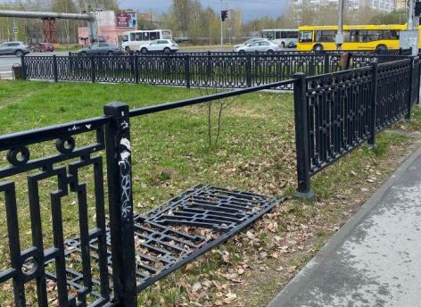 Нужно провести ревизию всех заборчиков и оградок Сургута и снести все, что не попадает под нормы благоустройства