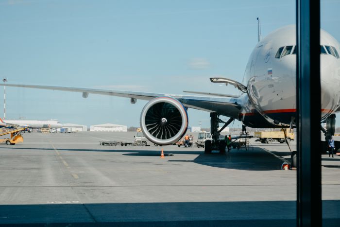 ​В Ханты-Мансийске буксировали самолет авиакомпании Utair