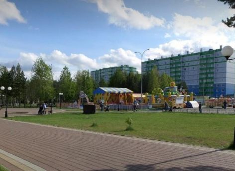 В Нягани спасли застрявшую в скамейке девочку