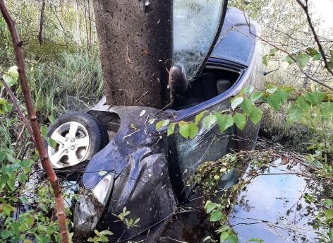 В ХМАО автомобиль с девушкой затянуло в болото