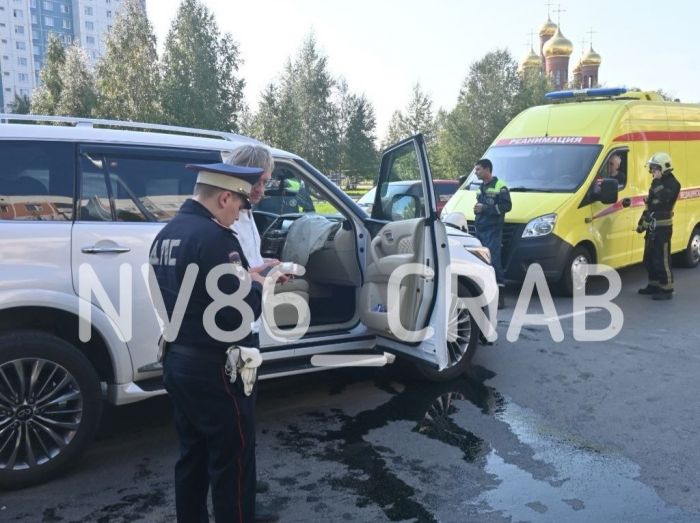 ​Прибивший фанеру к остановке депутат попал в ДТП в Нижневартовске