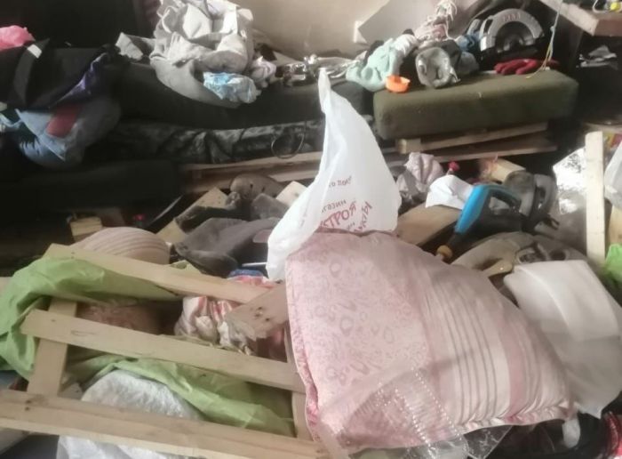 Жителя Нягани выселили из квартиры, которую он превратил в мусорку