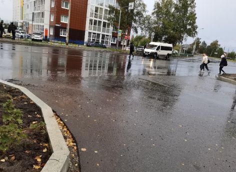 Как получилось, что дорогу отремонтировали, а лужи на пешеходном переходе как были, так и остались?