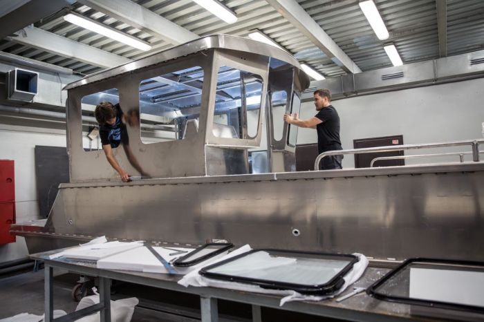 ​Наталье Комаровой показали, как в Сургуте строят скоростные пассажирские лодки. Правда, вдалеке от воды