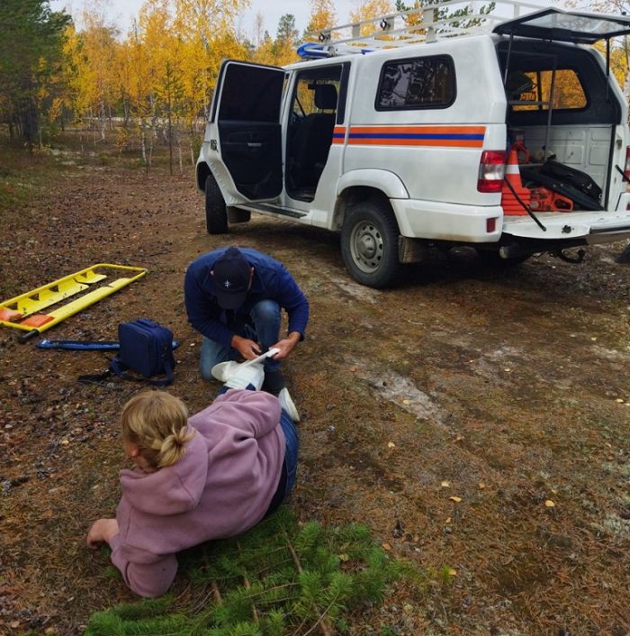 Югорчанка повредила ногу в лесу: к ней на помощь пришли к спасатели