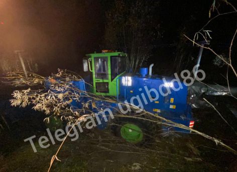 Пьяный водитель погрузчика съехал в кювет в Югре