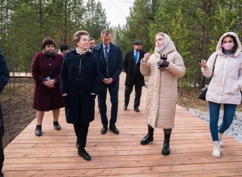 Наталья Комарова прошлась по уникальной эко-тропе на «Барсовой Горе»