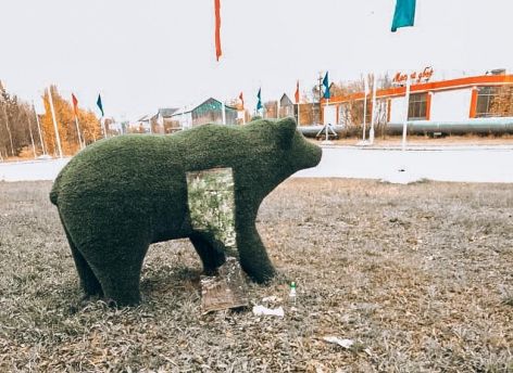 В Лянторе вандалы потрепали медведя