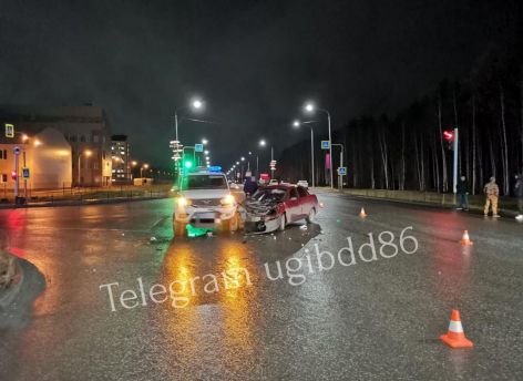В Нягани легковушка врезалась в полицейский автомобиль - пострадал годовалый ребенок