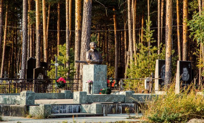 В Сургуте обновили Аллею памяти на Чернореченском кладбище