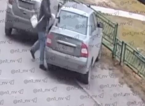 ​Вартовчанка порубила автомобиль топором