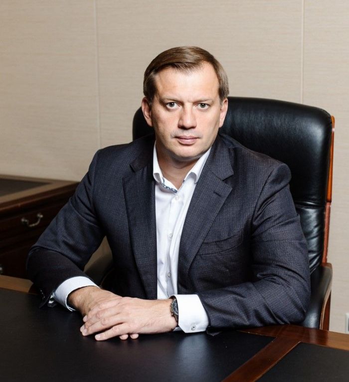 ​Управляющий Югорским отделением Сбербанка Александр Солоп поздравляет коллектив Сургутской окружной клинической больницы