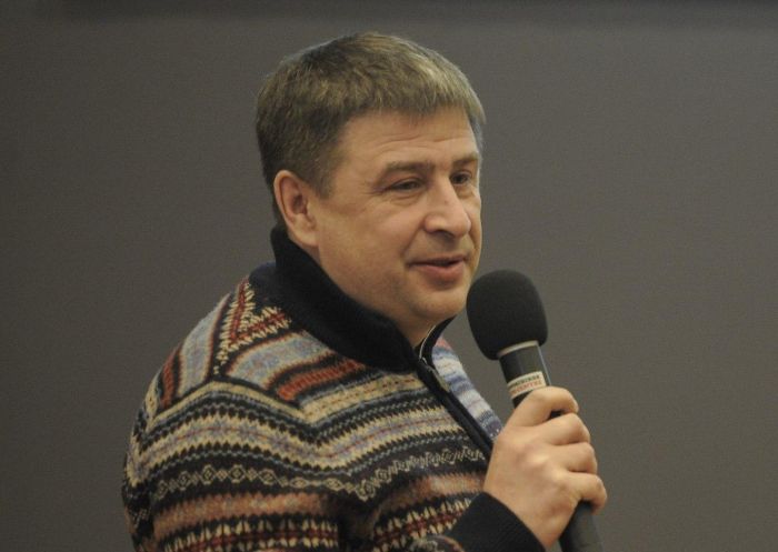 ​В торговом центре сидят подростки, курят химию и ведут себя вызывающие. Никому нет дела