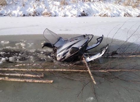 В Югре спасли водителя снегохода, провалившегося под лед