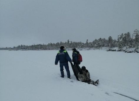 В Сургутском районе двое рыбаков на мотособаке провалились под лед