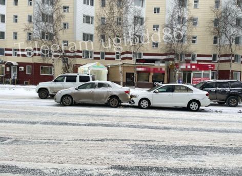 В Нижневартовске произошло тройное ДТП - виновник аварии скрылся