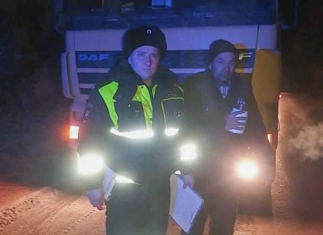 Напоили чаем и заменили насос: замерзающему дальнобойщику помогли полицейские Югорска