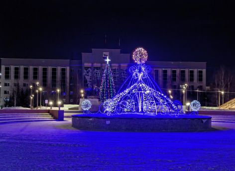 Красиво у нас зимой. Но кто-нибудь понял, что за символ украшает елку напротив администрации?