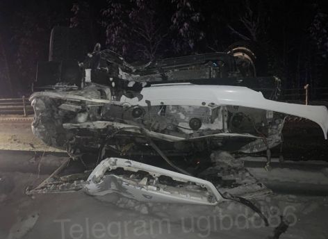 Toyota врезалась в ограждение и перевернулась на югорской трассе - пострадали трое
